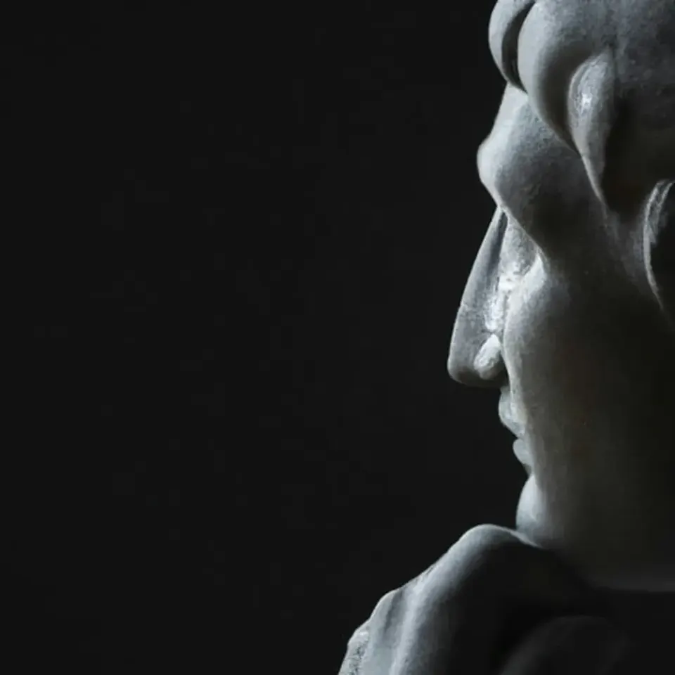Profil d'une sculpture de pierre sur fond noir
