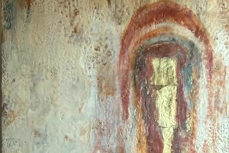 Peinture murale : arche rouge autour d'une forme dorée