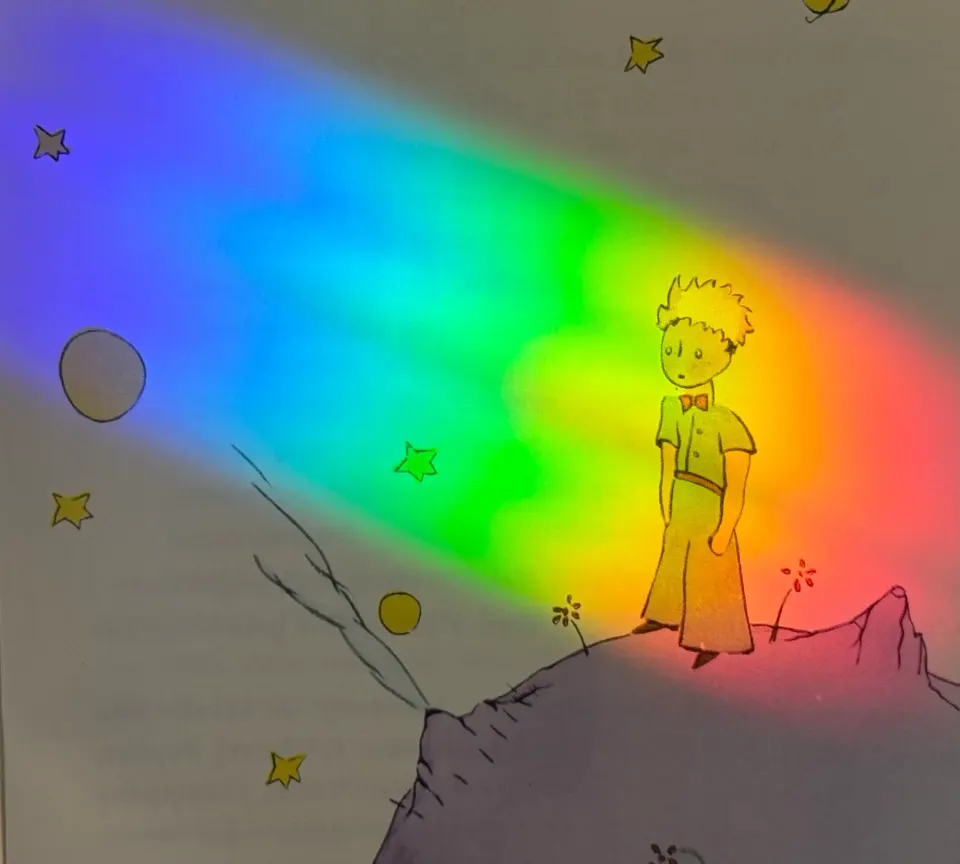 Dessin du Petit Prince traversé par un arc-en-ciel