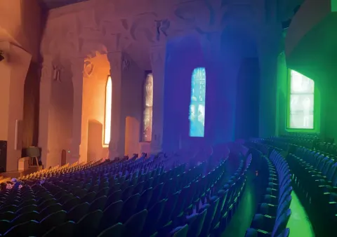 Grande salle du Goetheanum, vitraux colorés et fauteuils