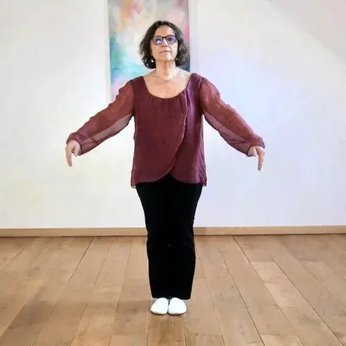 Femme en mouvement d'eurythmie dans une salle