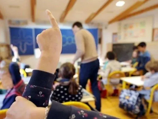 Main d'élève levée dans une salle de classe