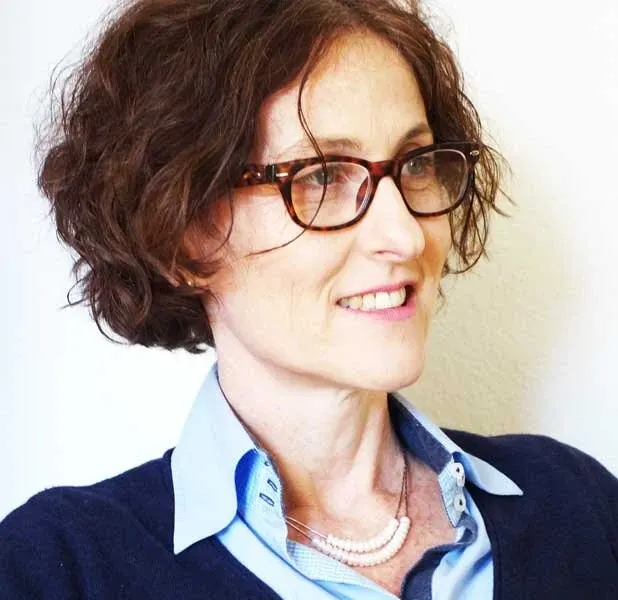 Portrait d'une femme à lunettes, pull bleu marine