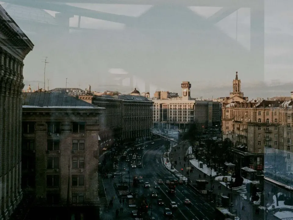 Vue urbaine depuis une fenêtre, grande avenue