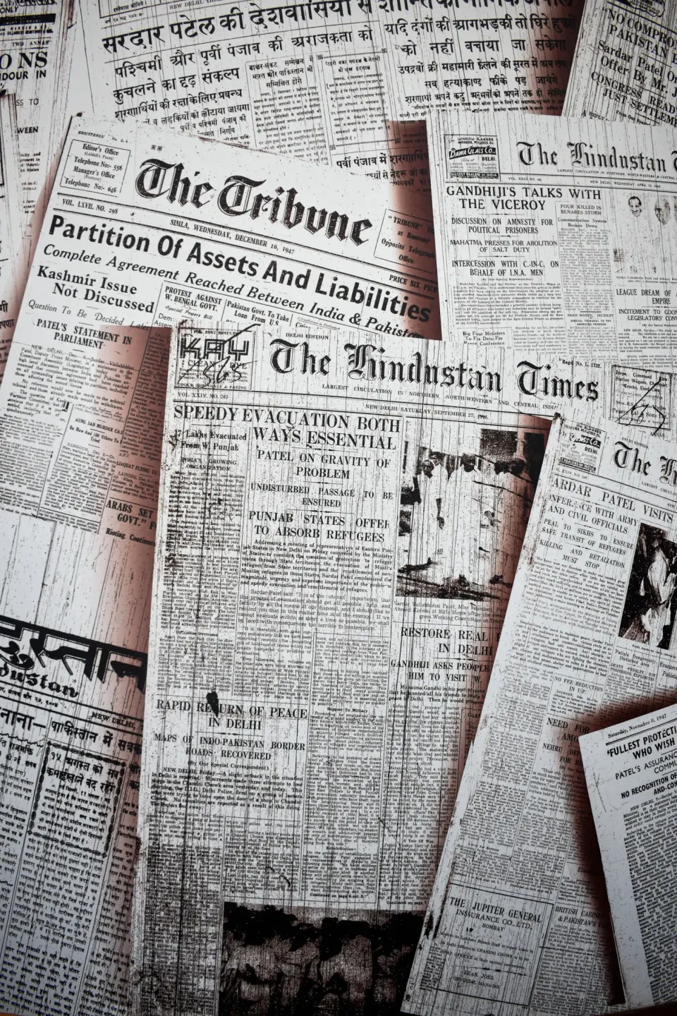 Vieux journaux empilés, gros titres d'archives